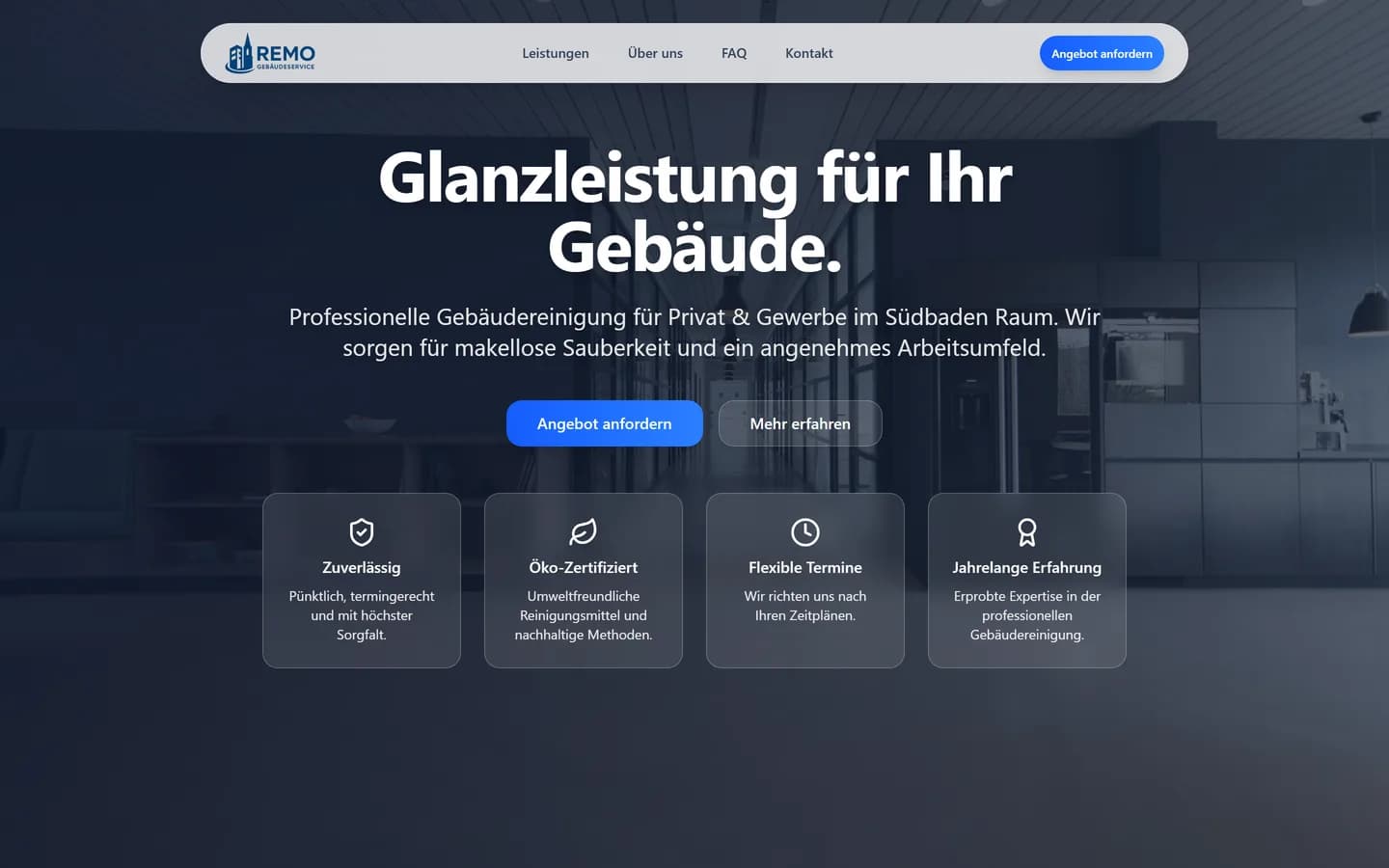 Startseite von Remo Gebäudeservice am Rechner